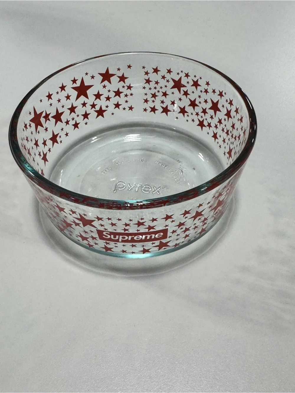 Supreme Pyrex 2 Cup Glass Bowl with White Lid New 7200 Clear Glass Red Stars NOS